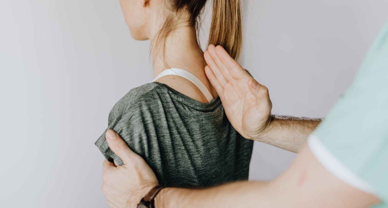 6-Clear-Signals-You-Need-to-Consult-a-Spine-Specialist.jpg