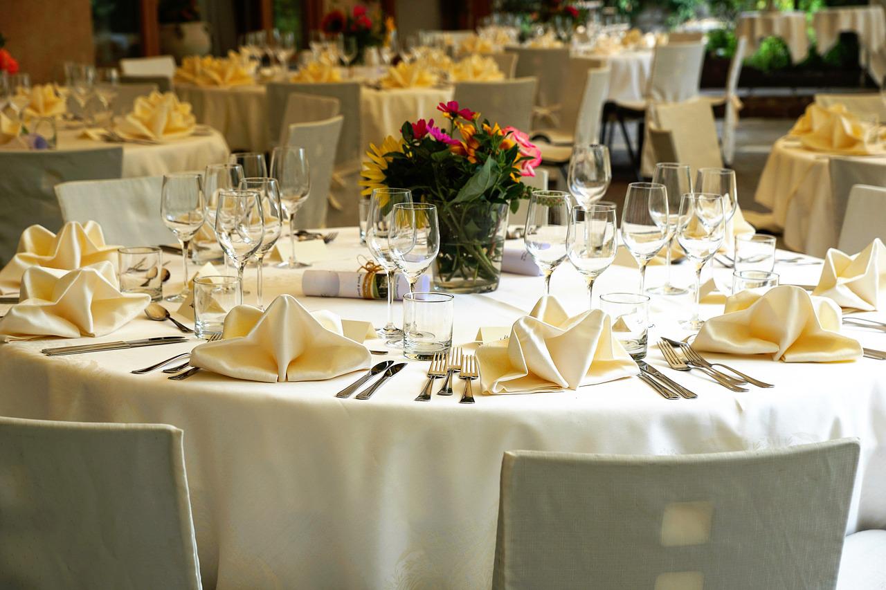 Table-Runners-%E2%80%93-A-Handy-Guide-on-Use,-Placement,-Size,-and-Customization.jpg